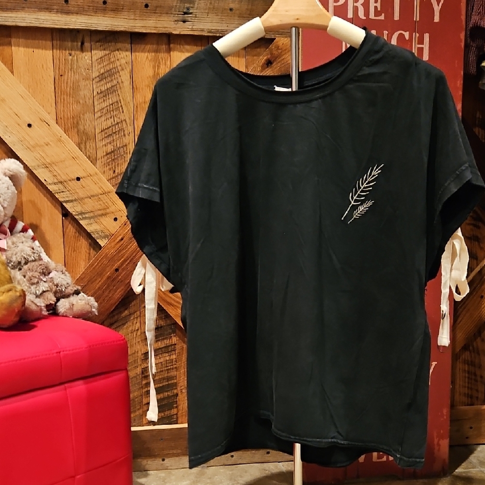 001 POL Black Short Sleeve Tee with Leaf Design